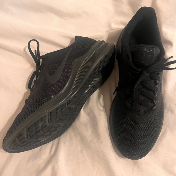 Nike Women’s Athletic Shoes. Black. New - Picture 6 of 7